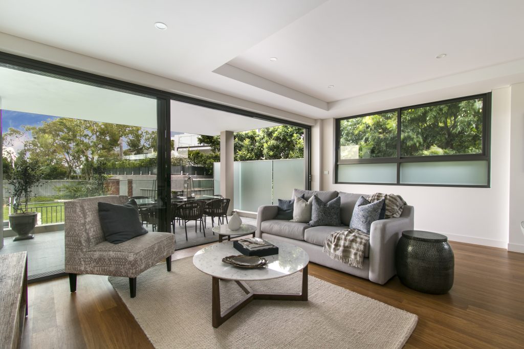 Aluk Optio BSC94 HI Sliding Door in a lounge extension