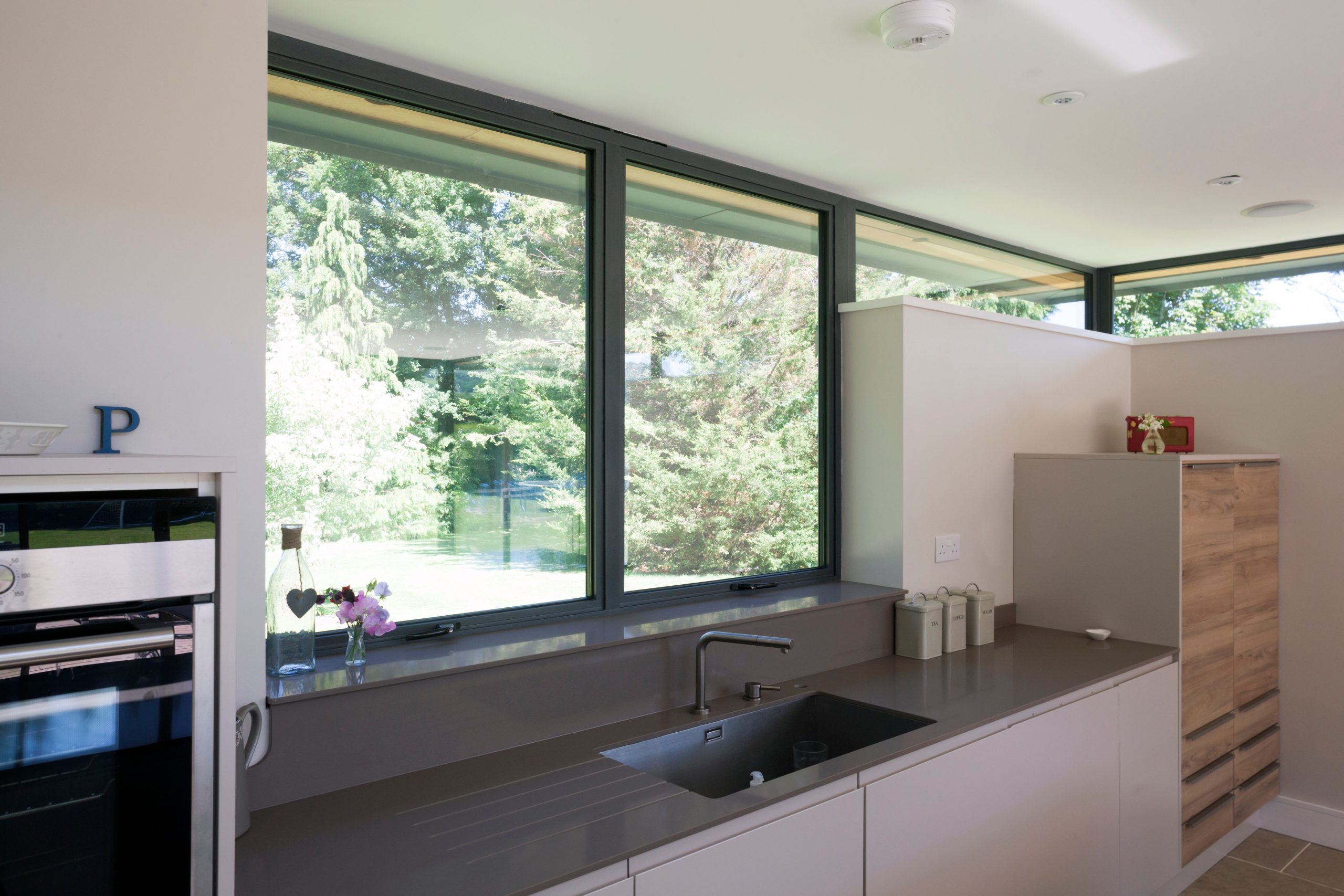 Alitherm 300 window in grey textured finish, kitchen area